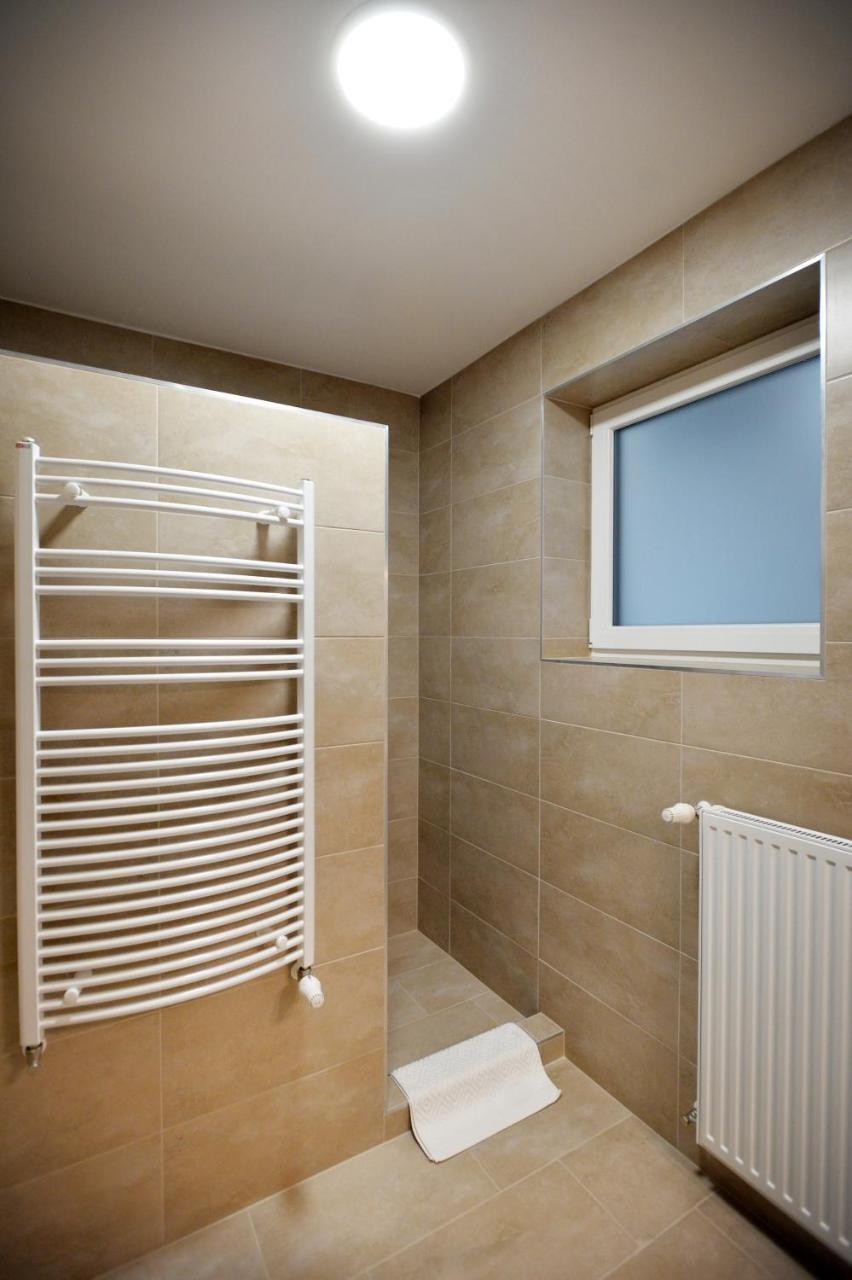 One Luxury Suites Эгер Экстерьер фото