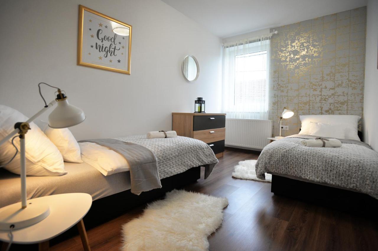 One Luxury Suites Эгер Экстерьер фото